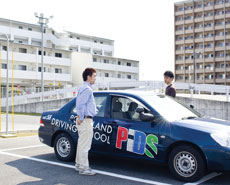明るく元気な若いスタッフが指導